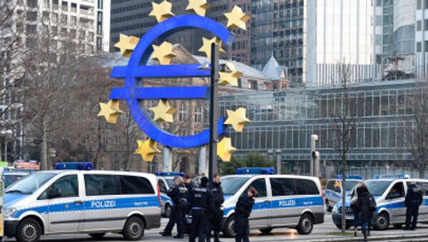 Полиция напротив символа Европейского центрального банка в Франкфурт-на-Майне - Sputnik Молдова