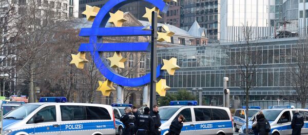 Полиция напротив символа Европейского центрального банка в Франкфурт-на-Майне - Sputnik Молдова