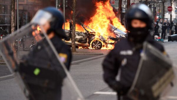 Полицейская машина горит на улице Франкфурта - Sputnik Moldova-România