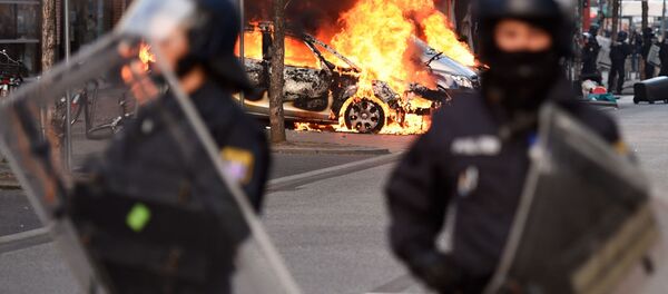 Полицейская машина горит на улице Франкфурта - Sputnik Moldova-România