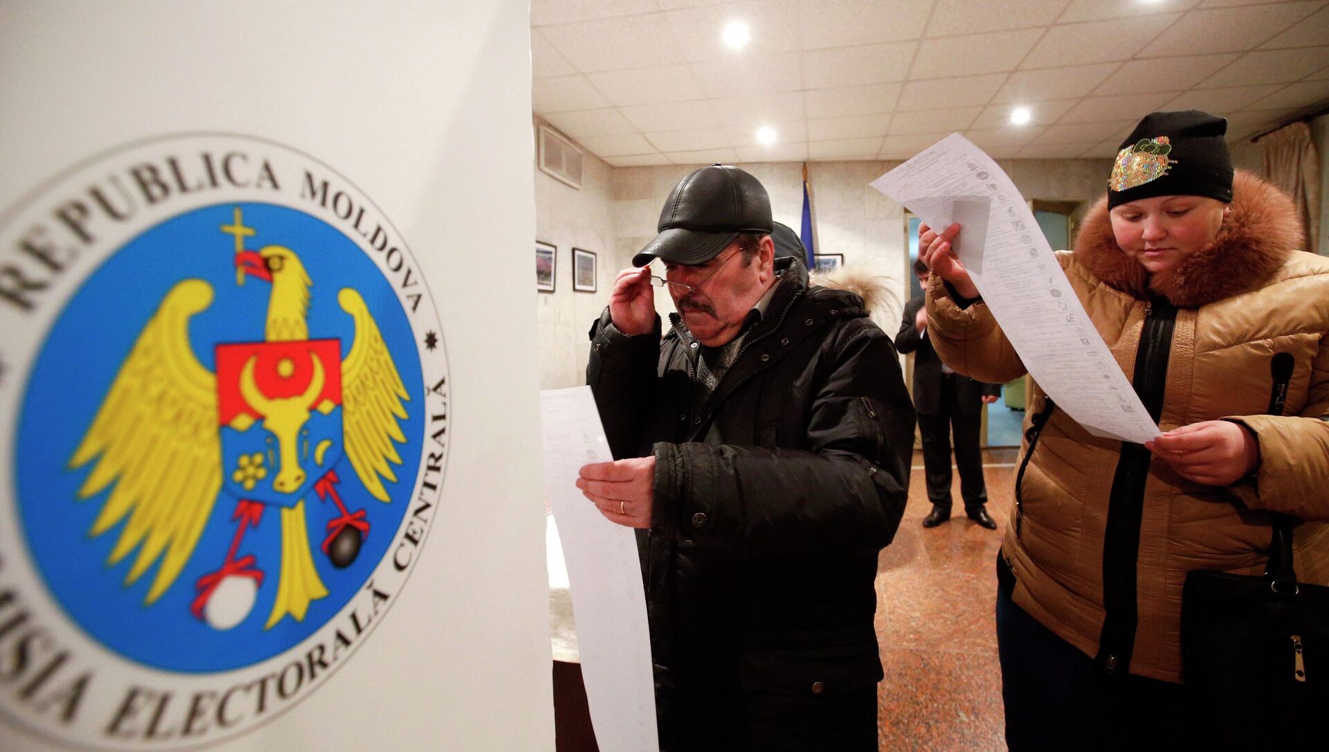 Moldovan citizens residing in Russia read their ballots during a parliamentary election at the Moldovan embassy in Moscow, November 30, 2014. - Sputnik Молдова, 1920, 21.06.2021