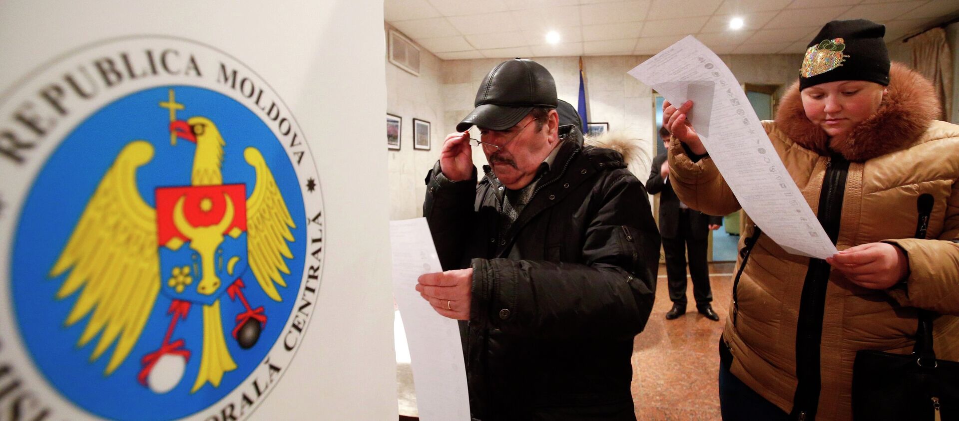 Moldovan citizens residing in Russia read their ballots during a parliamentary election at the Moldovan embassy in Moscow, November 30, 2014. - Sputnik Молдова, 1920, 21.06.2021