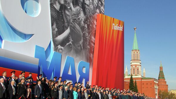 Зрители на трибуне на военном параде на Красной площади - Sputnik Молдова
