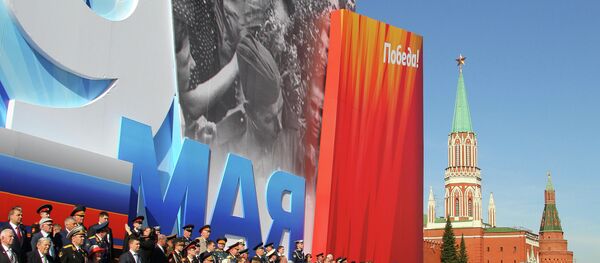 Зрители на трибуне на военном параде на Красной площади - Sputnik Moldova