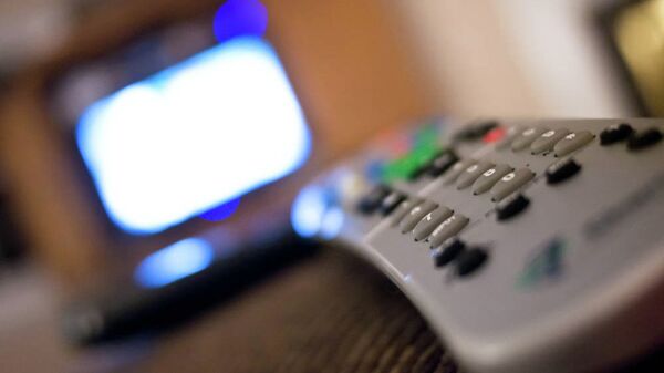 Aruncă televizorul din casă, imagine simbol - Sputnik Moldova