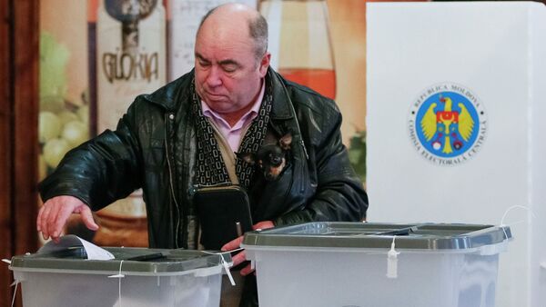 A man casts a ballot during a parliamentary election at a polling station in Laloveni near Chisinau - Sputnik Молдова