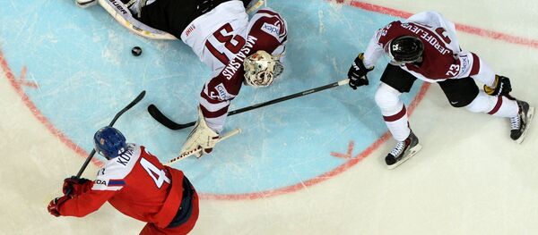 Вратарь сборной Латвии Эдгарс Масальскис в матче группового раунда чемпионата мира по хоккею 2015 - Sputnik Молдова