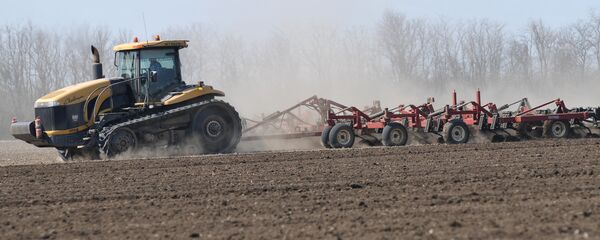Весенние полевые работы на полях - Sputnik Moldova