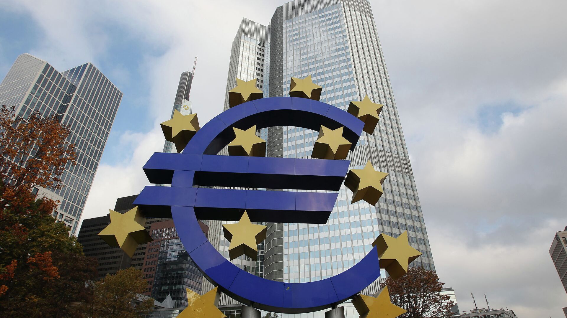 The EURO logo is pictured in front of the European Central Bank, ECB in Frankfurt/Main, central Germany, on November 6, 2014 - Sputnik Moldova-România, 1920, 13.02.2022