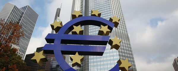 The EURO logo is pictured in front of the European Central Bank, ECB in Frankfurt/Main, central Germany, on November 6, 2014 - Sputnik Moldova-România