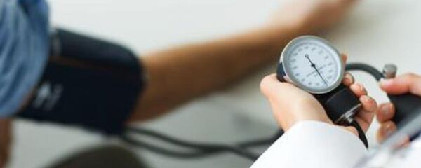 Doctor measuring patient's blood pressure - Sputnik Moldova