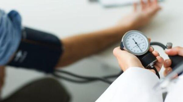 Doctor measuring patient's blood pressure - Sputnik Moldova