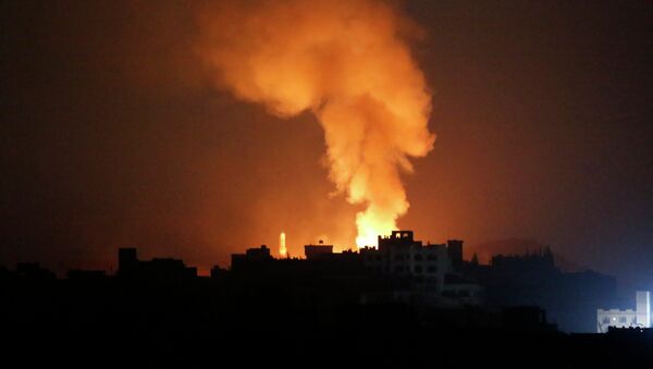 Fire and smoke rises after a Saudi-led airstrike on Sanaa, Yemen, Tuesday, April 28, 2015 - Sputnik Moldova