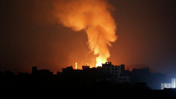 Fire and smoke rises after a Saudi-led airstrike on Sanaa, Yemen, Tuesday, April 28, 2015 - Sputnik Moldova