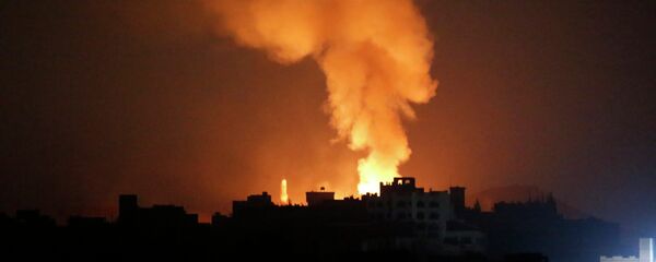 Fire and smoke rises after a Saudi-led airstrike on Sanaa, Yemen, Tuesday, April 28, 2015 - Sputnik Moldova