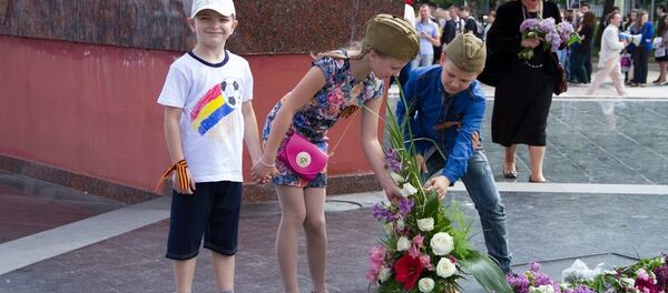 Возложение цветов на мемориальном комплексе Вечность в Кишиневе - Sputnik Moldova