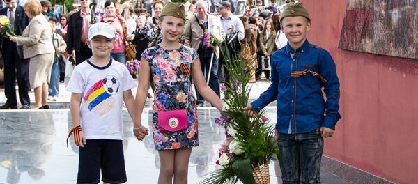 Возложение цветов на мемориальном комплексе Вечность в Кишиневе - Sputnik Молдова