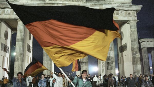 Жители Берлина празднуют объединение Германии - Sputnik Moldova
