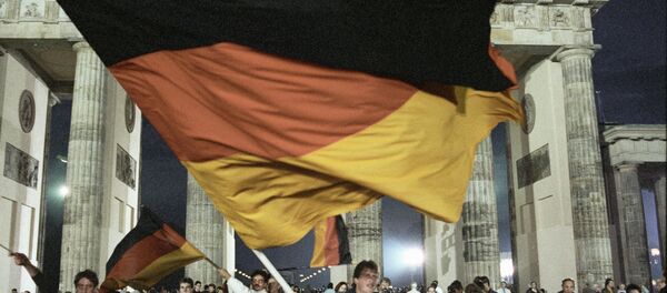 Жители Берлина празднуют объединение Германии Жители Берлина празднуют объединение Германии - Sputnik Молдова