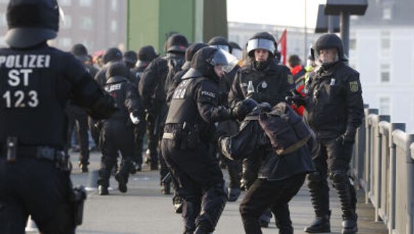 Полицейские задерживают участников акций протеста во Франфурте-на-Майне - Sputnik Молдова