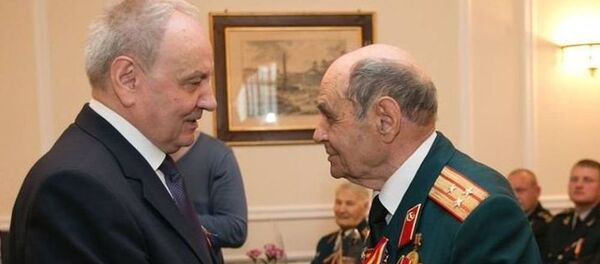 Президент Молдовы Тифти вручает медали ветеранам ВОВ Президент Молдовы Тифти вручает медали ветеранам ВОВ - Sputnik Молдова