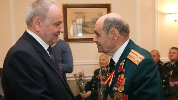 Президент Молдовы Тифти вручает медали ветеранам ВОВ - Sputnik Молдова