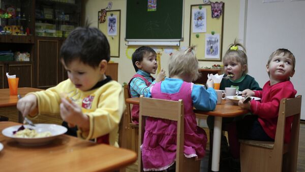 Copii la masă, foto de arhivă - Sputnik Moldova