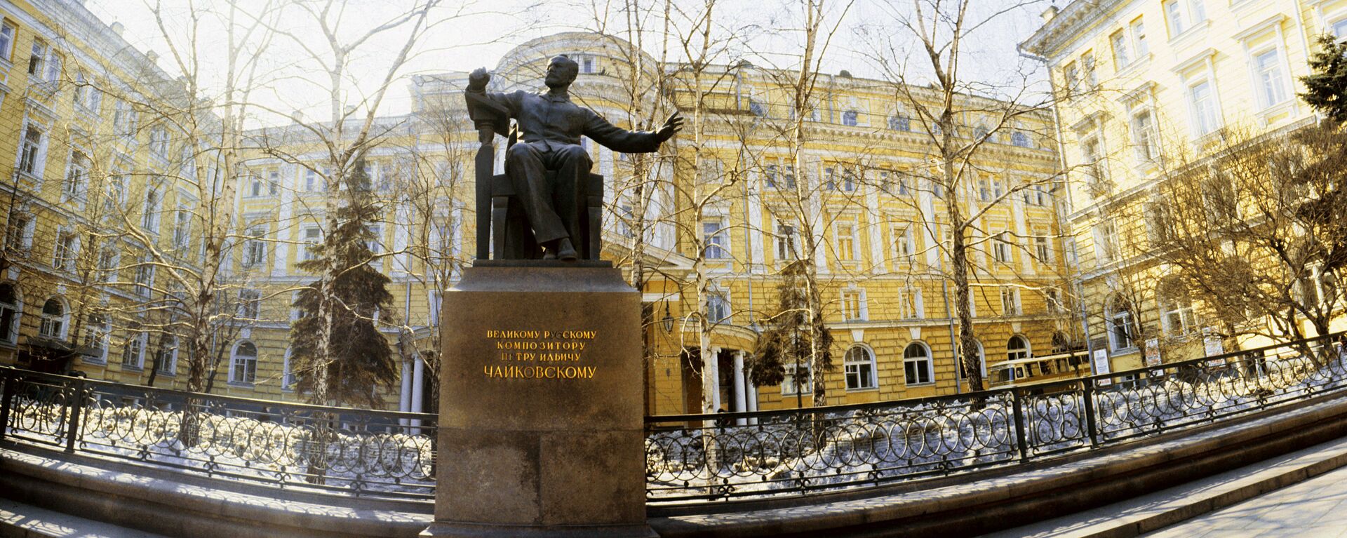 Памятник П.И.Чайковскому у здания Московской консерватории - Sputnik Молдова, 1920, 19.03.2021