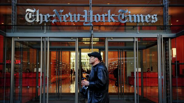 Люди  у входа в здание американской газеты Нью-Йорк Таймс в Нью-Йорке - Sputnik Moldova-România