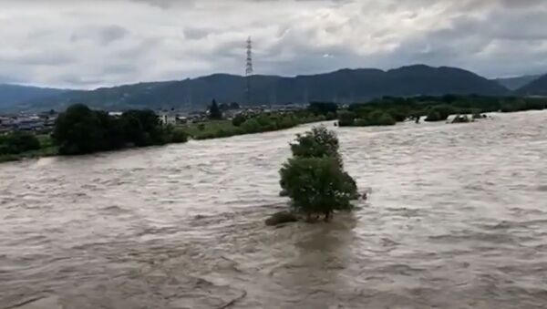Наводнения в Японии: спасатели, полиция и армия ликвидируют последствия - Sputnik Молдова