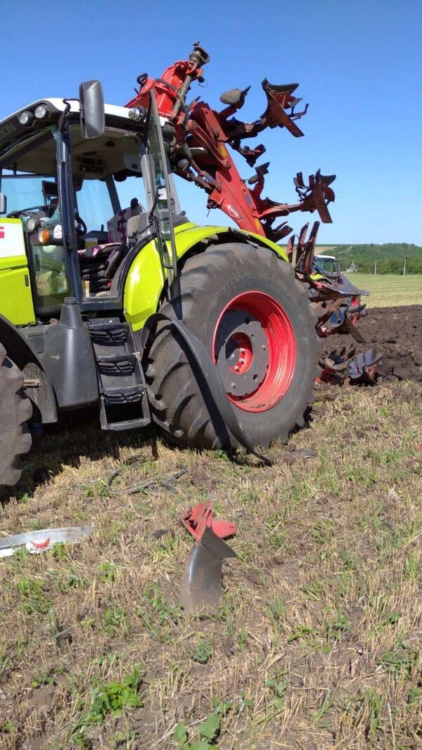 Explozie la Căușeni - Iată ce s-a întâmplat cu un tractor care ara câmpul - Foto Explozie la Căușeni - Iată ce s-a întâmplat cu un tractor care ara câmpul - Foto - Sputnik Moldova