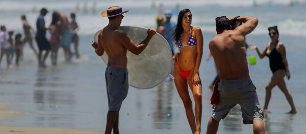 Девушка позирует для фотографа на пляже в Сан-Диего, США - Sputnik Молдова