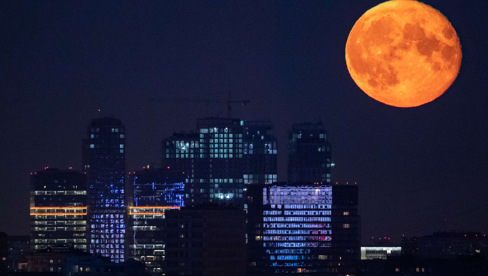 Как выглядело "оленье" суперлуние. Фоторепортаж - РБК
