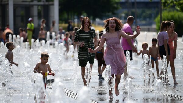 Девушки у фонтана в жаркий день в парке искусств Музеон в Москве - Sputnik Молдова