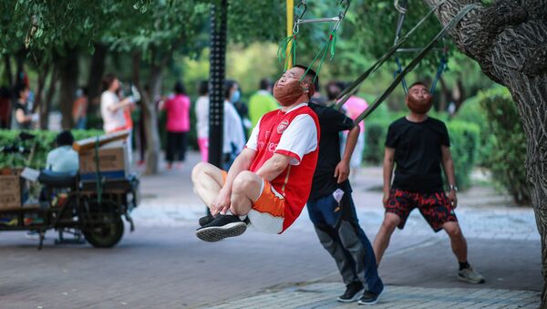 Мужчины во время выполнения упражнений в Шэньяне, Китай - Sputnik Молдова