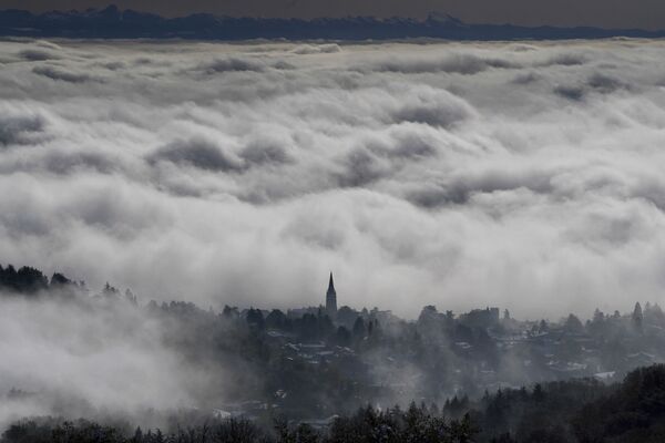 Цунами из облаков над местечком Сен-Сир-о-Мон-д'Ор около Лиона, Франция - Sputnik Молдова