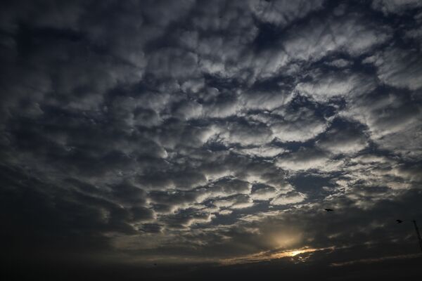 Барханы из облаков во время заката над индийской Калькуттой во время циклона - Sputnik Молдова