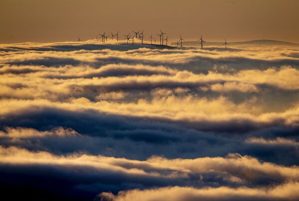 Окруженные облаками ветрогенераторы в Таунусе, Германия  - Sputnik Молдова