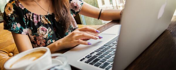 Девушка за ноутбуком Девушка за ноутбуком - Sputnik Молдова