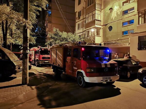 Ночной пожар в жилом доме на улице Ливиу Деляну – что произошло - Sputnik Молдова