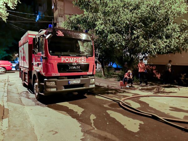 Noapte de foc în Capitală: Incendiu într-un bloc din sectorul Buiucani - Foto - Sputnik Moldova