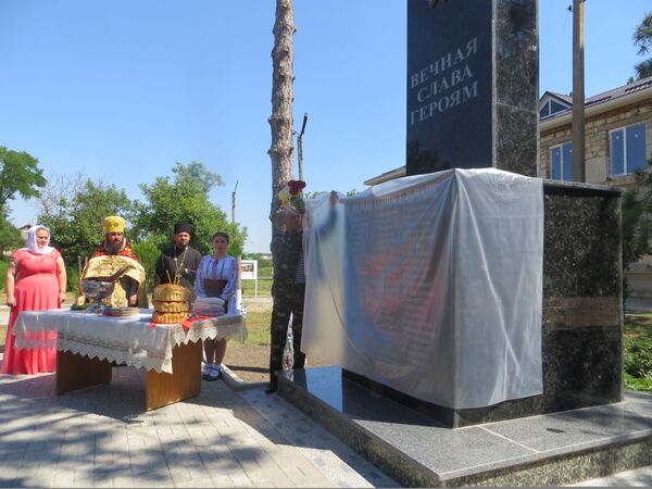 В память о героях-односельчанах - Sputnik Молдова