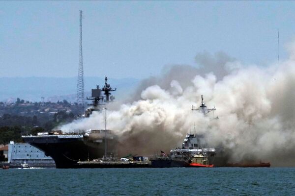 Пожар на универсальном десантном корабле USS Bonhomme Richard на военно-морской базе США - Sputnik Moldova-România