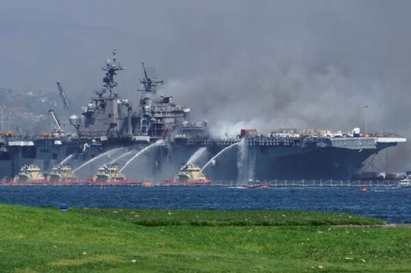 Тушение пожара на универсальном десантном корабле USS Bonhomme Richard на военно-морской базе США в Сан-Диего - Sputnik Moldova-România