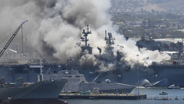 Дым от пожара на универсальном десантном корабле USS Bonhomme Richard на военно-морской базе США в Сан-Диего - Sputnik Moldova