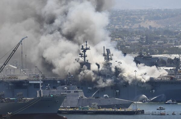 Дым от пожара на универсальном десантном корабле USS Bonhomme Richard на военно-морской базе США в Сан-Диего - Sputnik Moldova