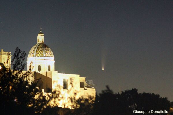 Комета NEOWISE в небе над Орийским собором в Италии  - Sputnik Молдова