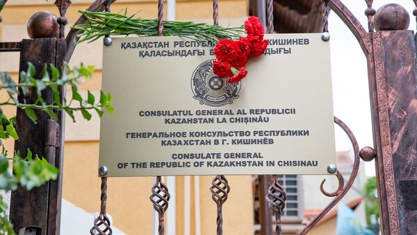 Кишиневцы возложили цветы к консульству Казахстана - Sputnik Moldova