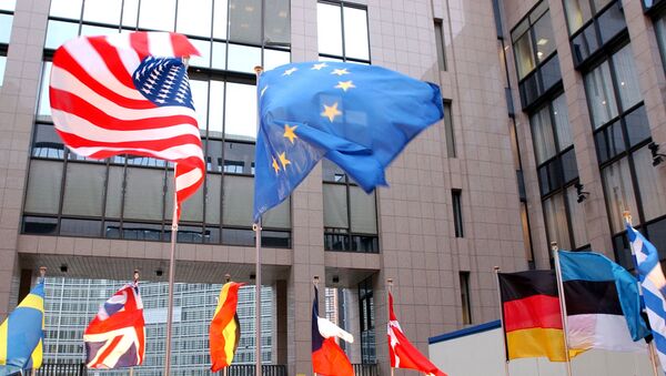 The US and EU flags, top left and right, fly in separate directions at the European Council building in Brussels - Sputnik Moldova-România