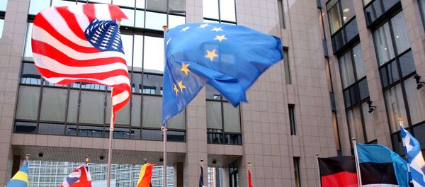 The US and EU flags, top left and right, fly in separate directions at the European Council building in Brussels - Sputnik Moldova-România